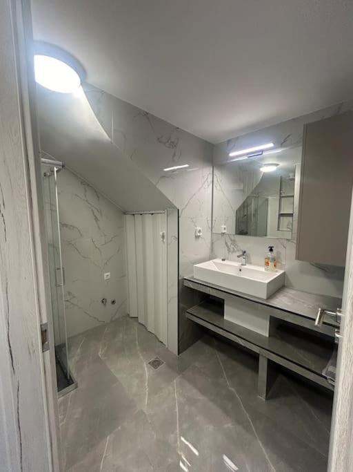 Luxury Apt 5Min To Metro Nikaia Pireus Zewnętrze zdjęcie